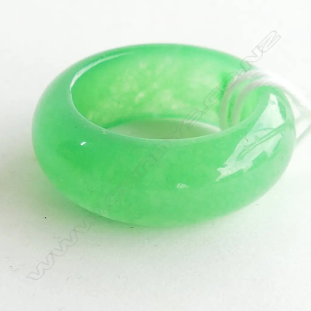 LG  GREEN COLOURED BAND( QUARTZ ?)  SIZE 9/ R Image 1++