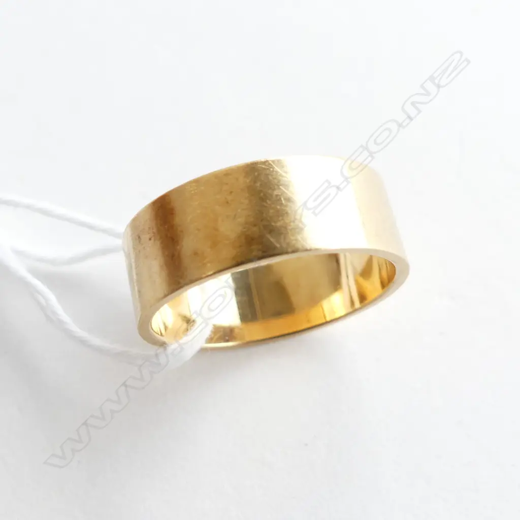 18CT GOLD BAND RING 5.3 GRAMS SIZE K 1/2 Image 1++