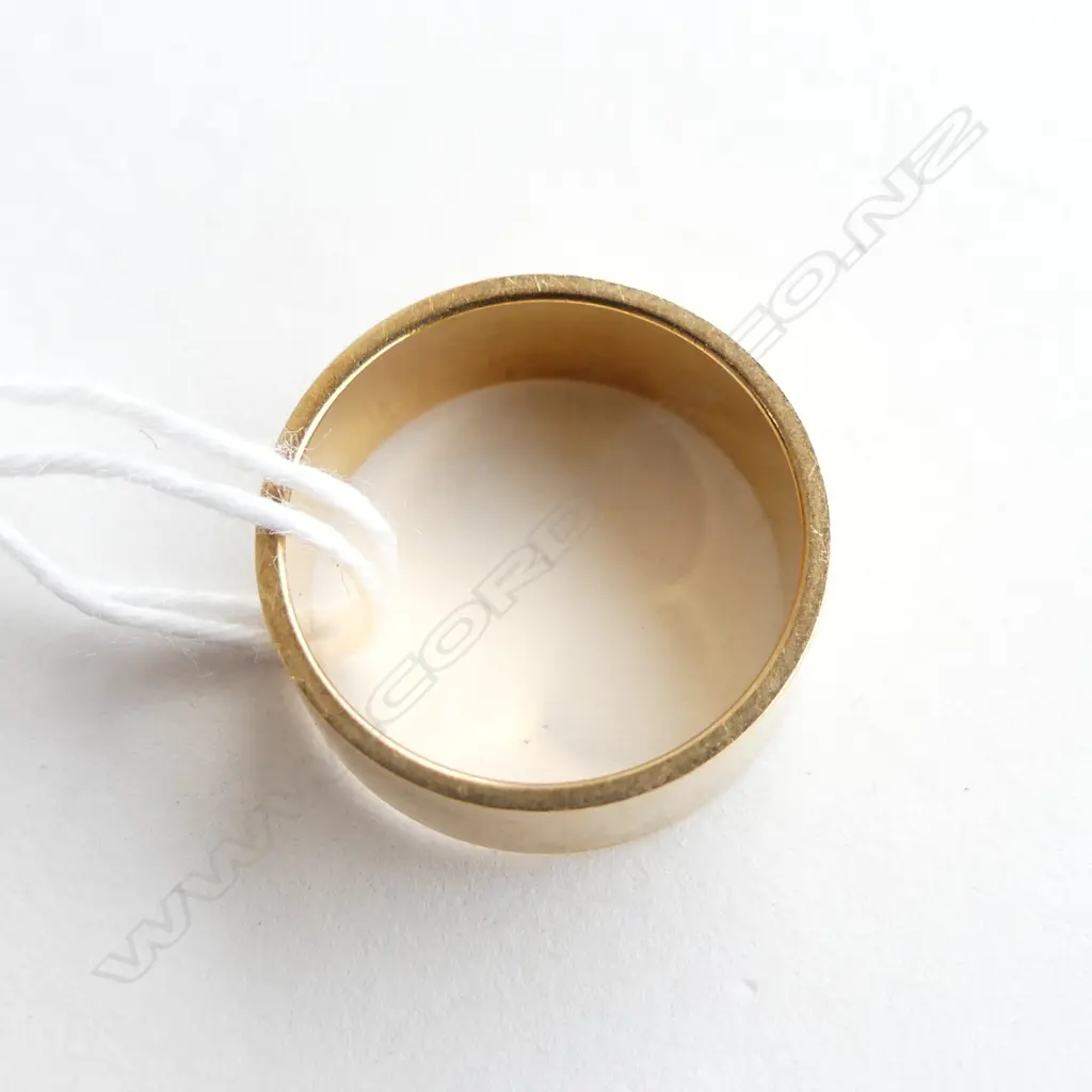 18CT GOLD BAND RING 5.3 GRAMS SIZE K 1/2 Image 1++