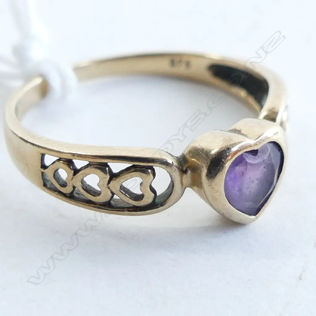 9CT GOLD & AMETHYST HEART RING hearts to the shoulders 1.95gms Image 1++