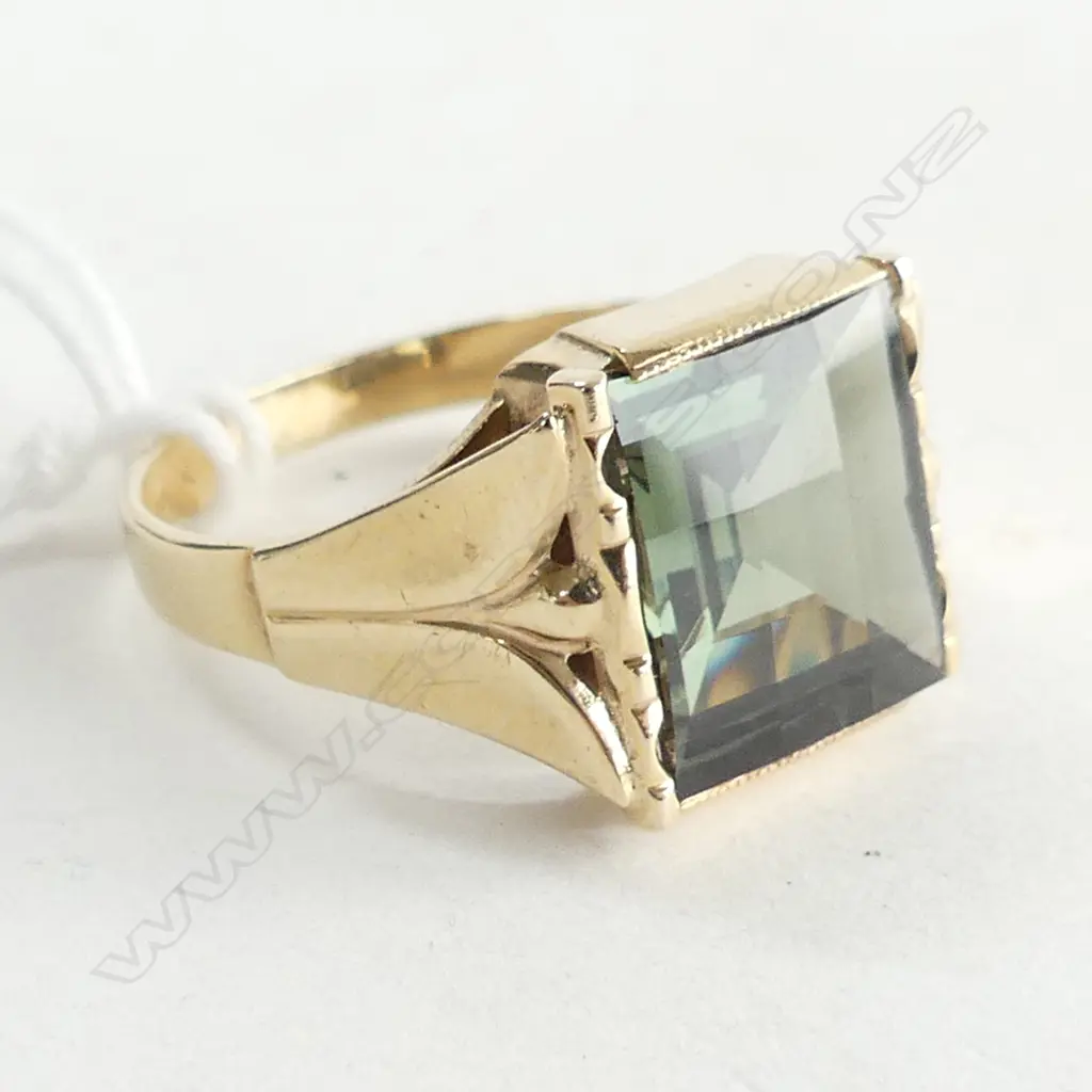 9CT GOLD & SYNTHETIC GREEN SPINEL RING SIZE T Image 1++