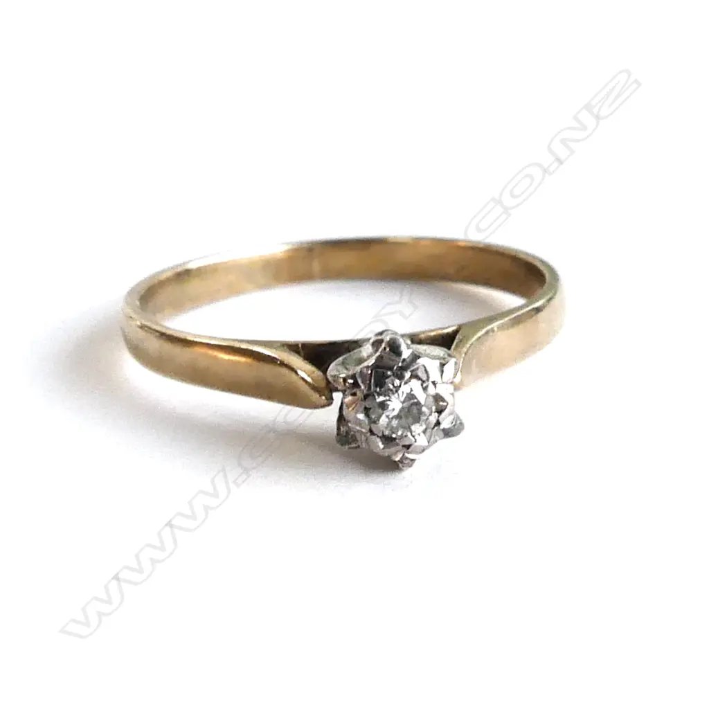 9CT GOLD AND DIAMOND SOLITAIRE RING Image 1++