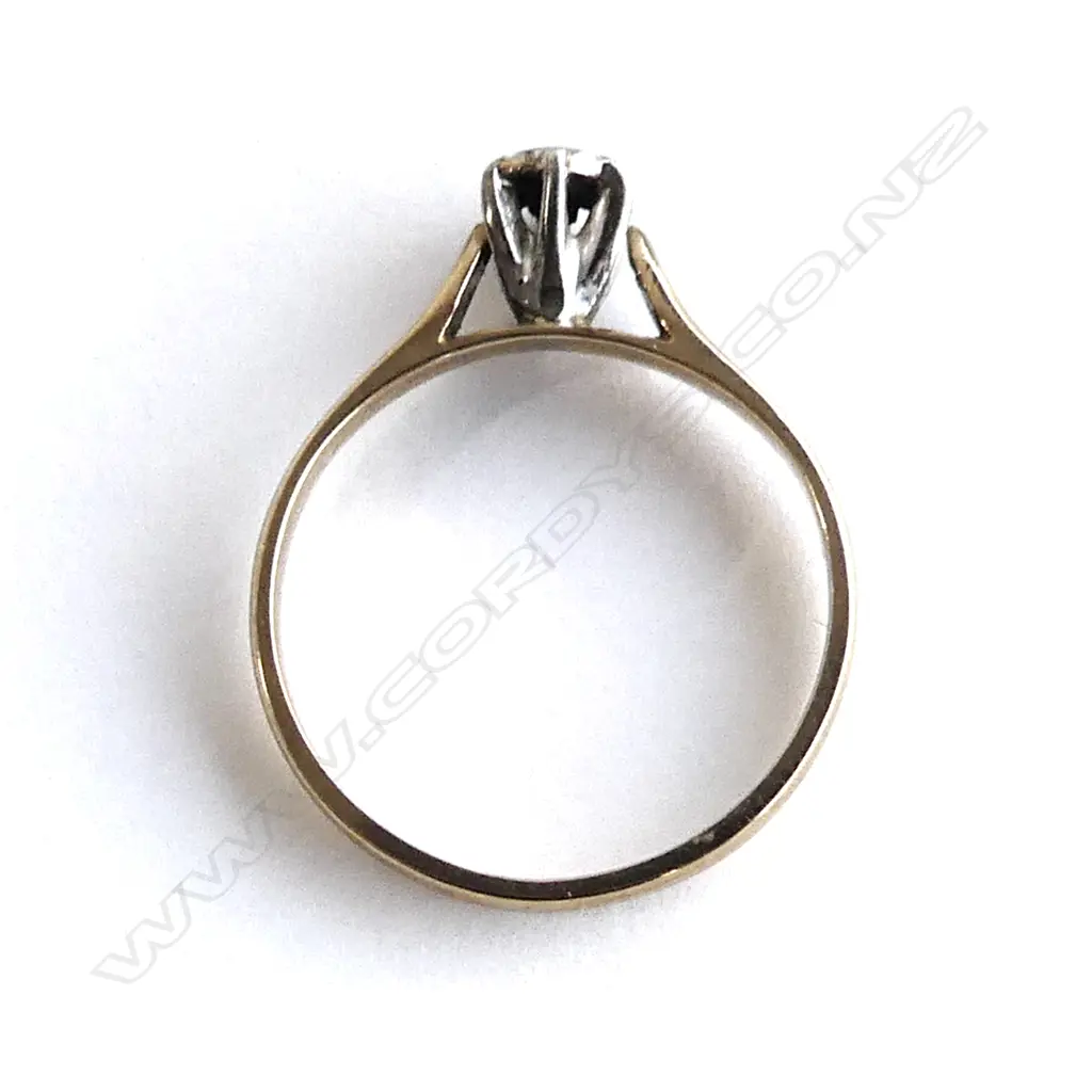 9CT GOLD AND DIAMOND SOLITAIRE RING Image 1++