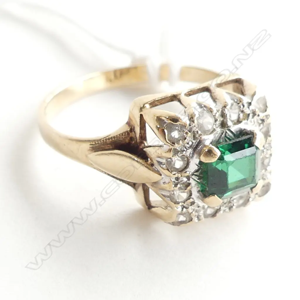 9CT GOLD DRESS RING WITH GREEN STONE & PASTE STONES Image 1++