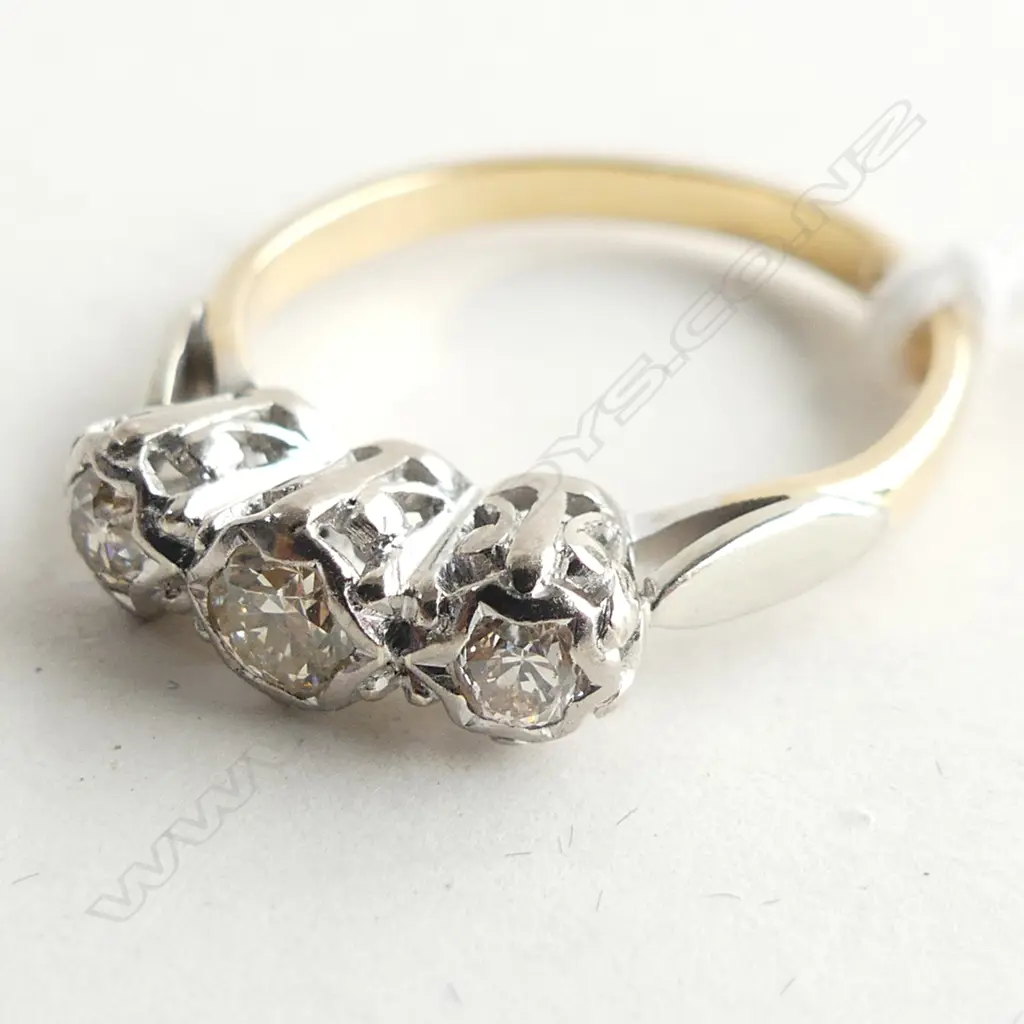 18CT GOLD & 3 DIAMOND RING, APPROX 0.40CT, 3GMS Image 1++