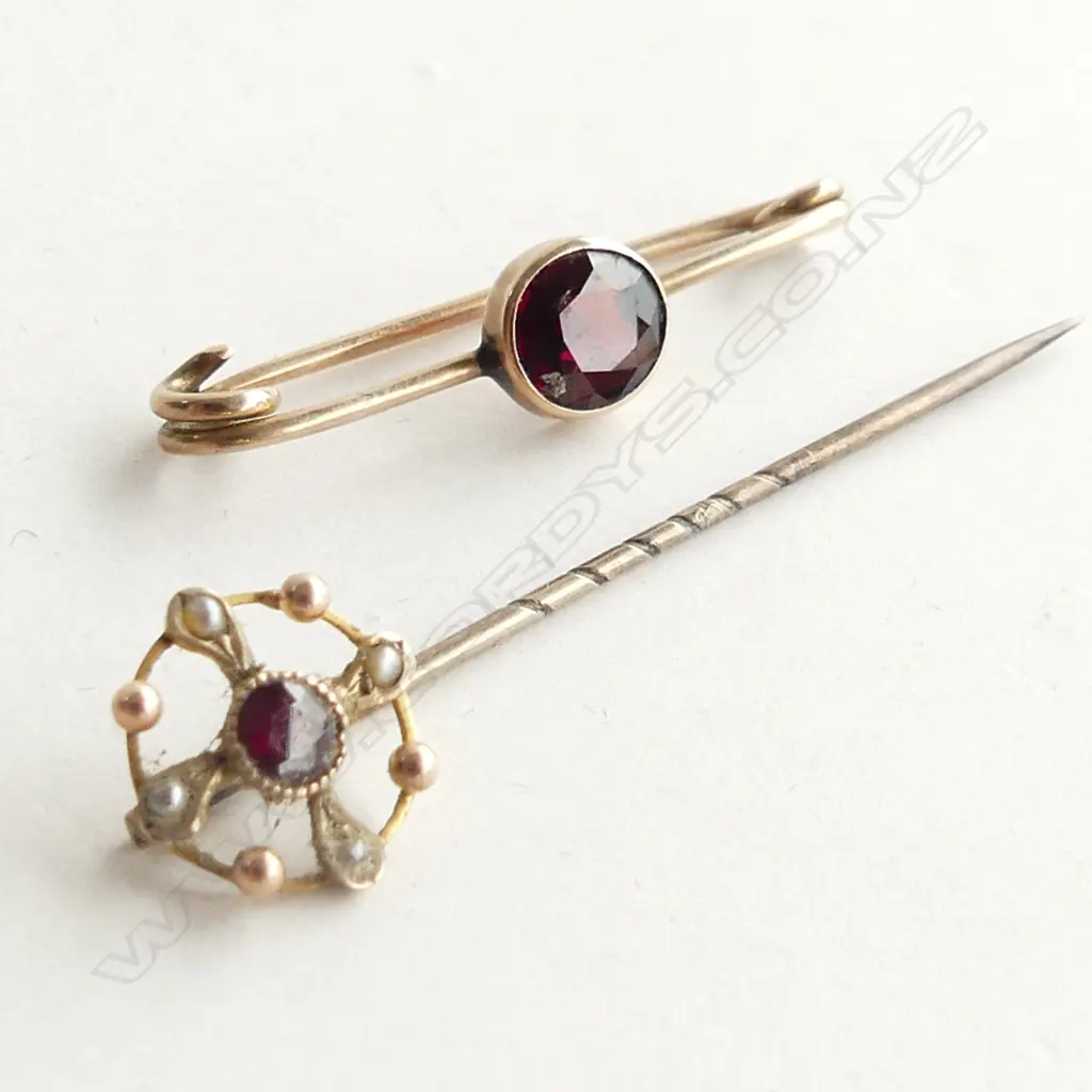 9CT GOLD & GARNET SET PIN & BROOCH  Image 1++