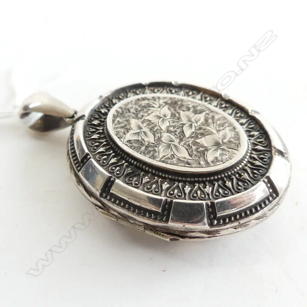 LGE SILVER C1900 ENGRAVED LOCKET Image 1++