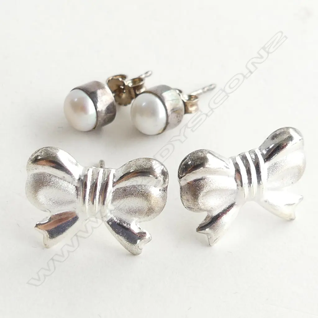 2 PR 925 SILVER STUD EARRINGS; 1 PEARL & 1 BOW Image 1++