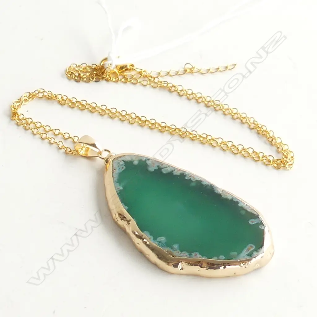 BEAUTIFUL AGATE SLICE PENDANT WITH GILT EDGE & CHAIN Image 1++