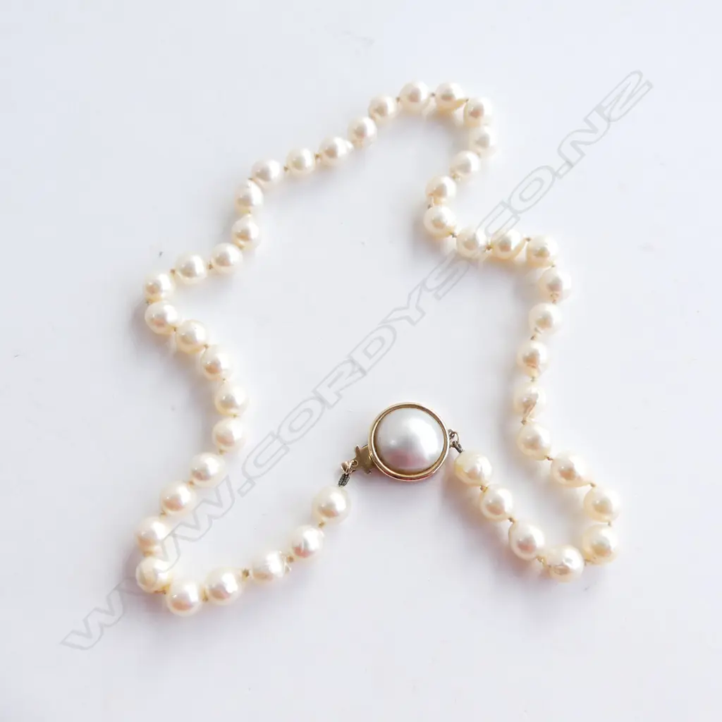 A uniform strand cultured pearl necklace with 9ct gold clasp, Image 1++