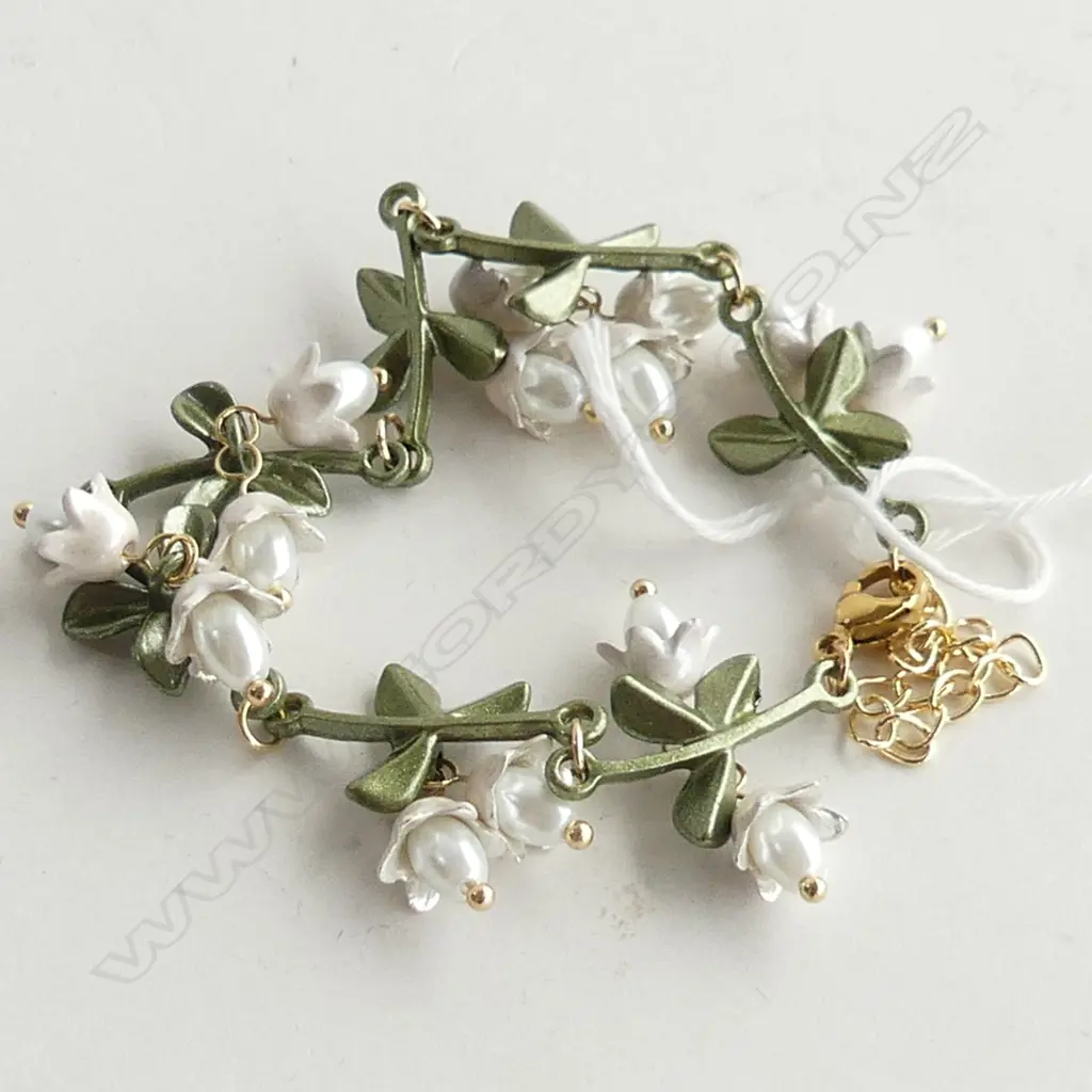 COSTUME & SIMULATED PEARL BRACELET Image 1++