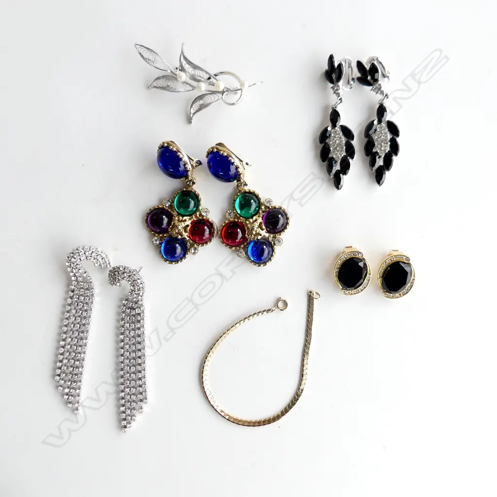 4 PRS COSTUME EARRINGS (1 w. STONE LOOSE) + BROOCH & GP BRACELET Image 1++