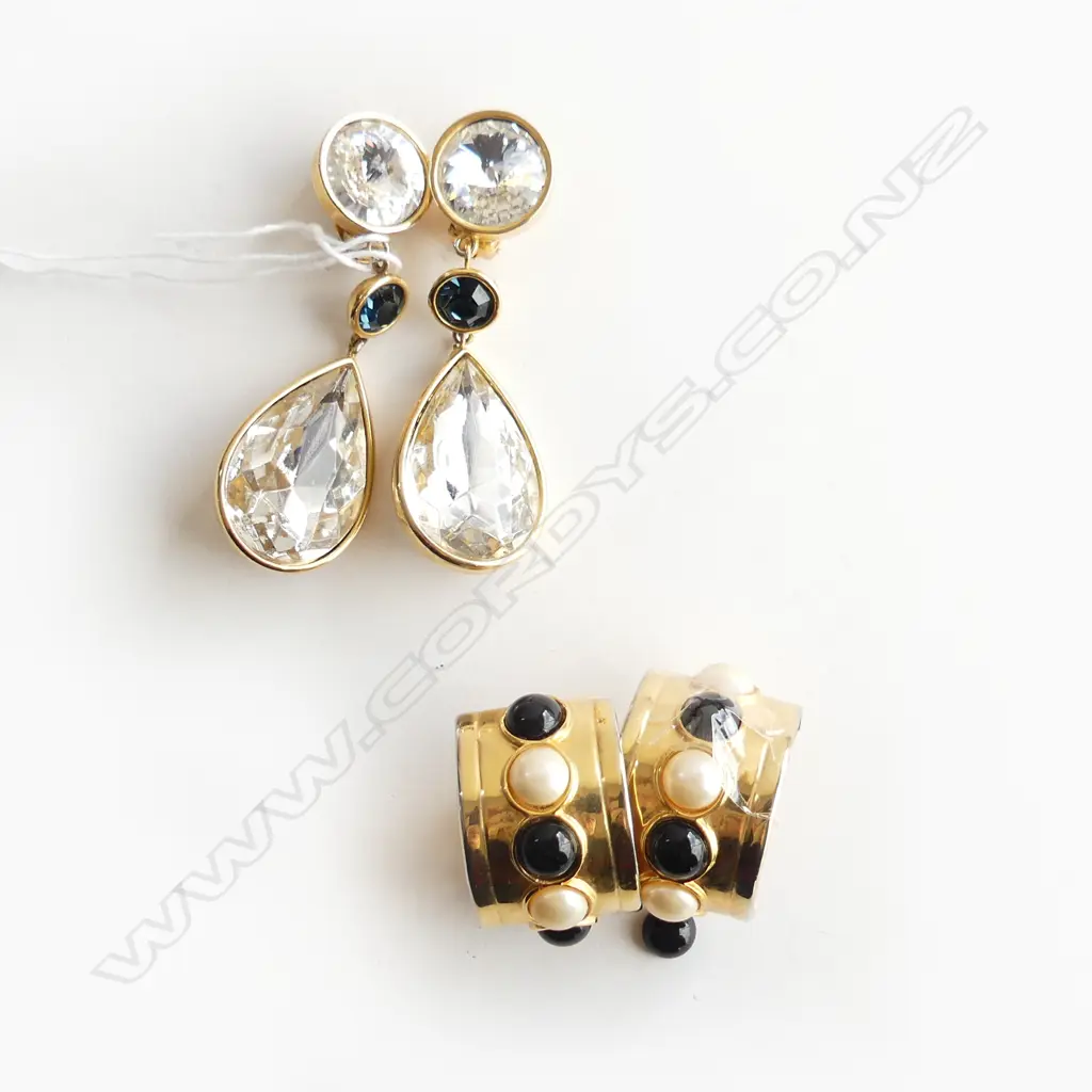 2 PRS VALENTINO GOLD PLATE CLIP ON EARRINGS (1 STONE LOOSE) Image 1++