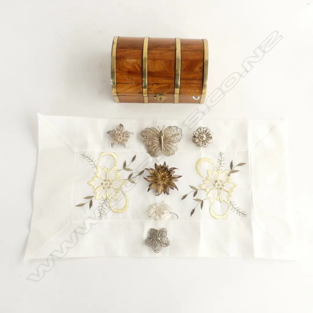 COLLECTION 6 OLD FILIGREE BROOCHES IN WOODEN TREASURE CHEST BOX Image 1++
