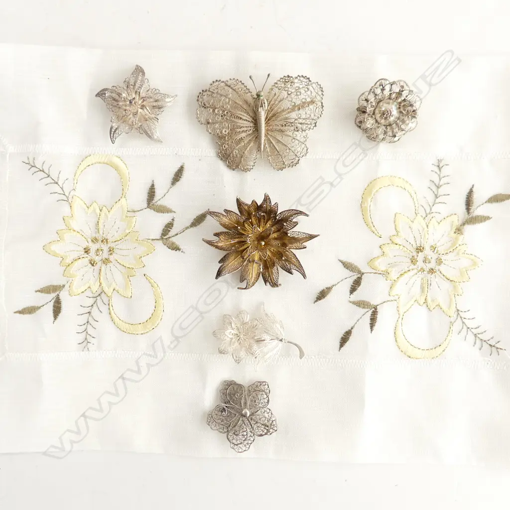 COLLECTION 6 OLD FILIGREE BROOCHES IN WOODEN TREASURE CHEST BOX Image 1++