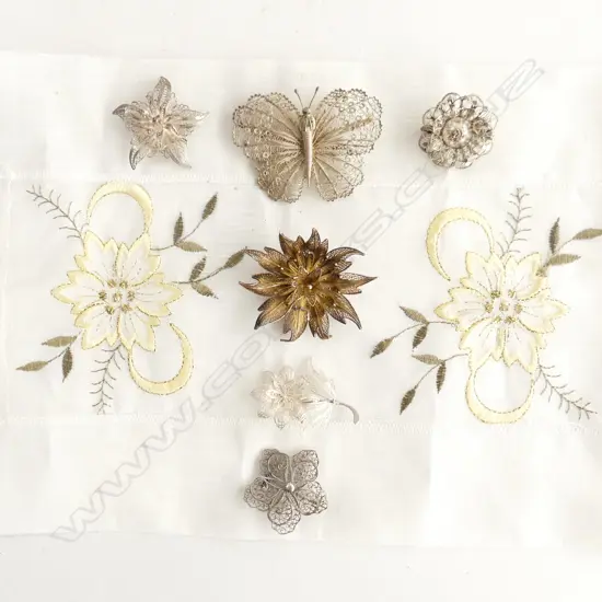 COLLECTION 6 OLD FILIGREE BROOCHES IN WOODEN TREASURE CHEST BOX