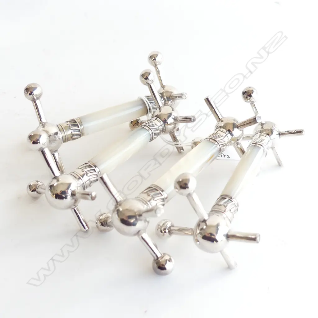 TWO PAIRS OF MOTHER OF PEARL AND SILVER PLATE KNIFE RESTS Image 1++