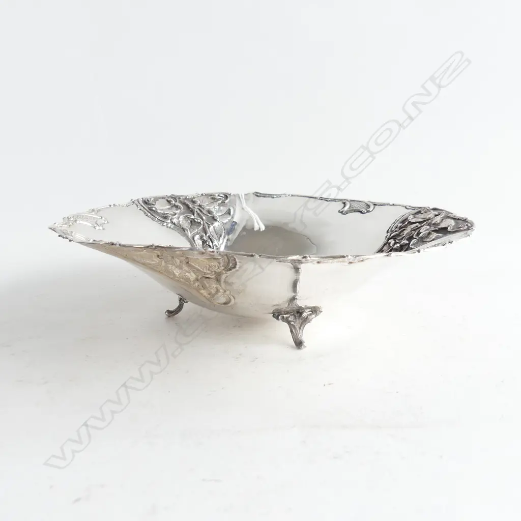 STERLING SILVER BOWL WITH LEAF DECORATION STAMPED 900 DIA 210MM Image 1++