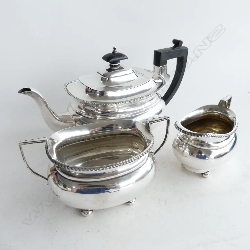 3 PCE STG SILVER TEASET; TEAPOT, MILK JUG & SUGAR CHESTER 1922 983 GRAMS Image 1++