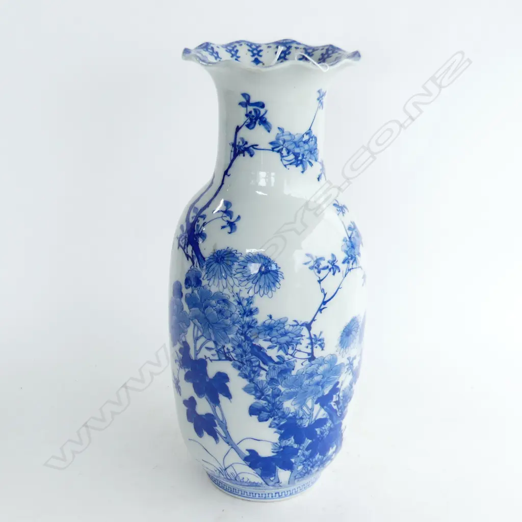 BL/WHITE TALL CHINESE VASE w. FLORAL DECORATION & SCALLOPED RIM H.370mm - SOME FAULTS Image 1++