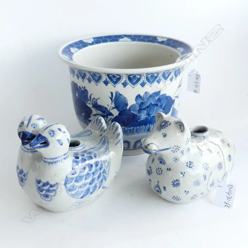 3 BL/WH ITEMS . TWO CHINESE, ONE AS A COW? & PAIR OF DUCKS PLUS SMALL BL/WH JARDINIERE . Image 1++