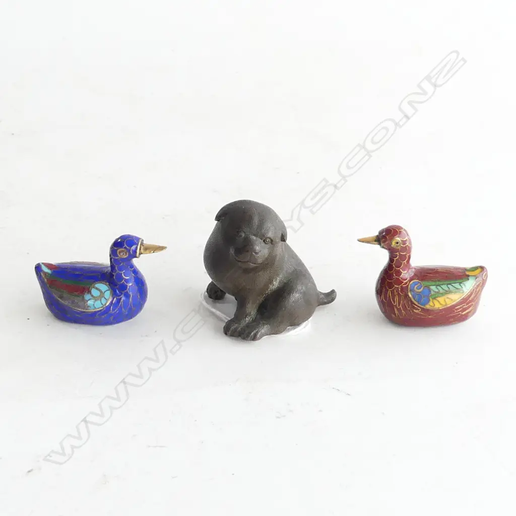 JAPANESE BRONZE PUPPY DOG OKIMONO (H. 55MM) + 2 SM CLOISONNE DUCKS (L 50MM) Image 1++