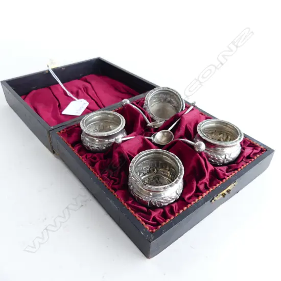 BOXED SET OF 4 CHINESE EXPORT SILVER SALTS w. 4 SPOONS 171 GRAMS