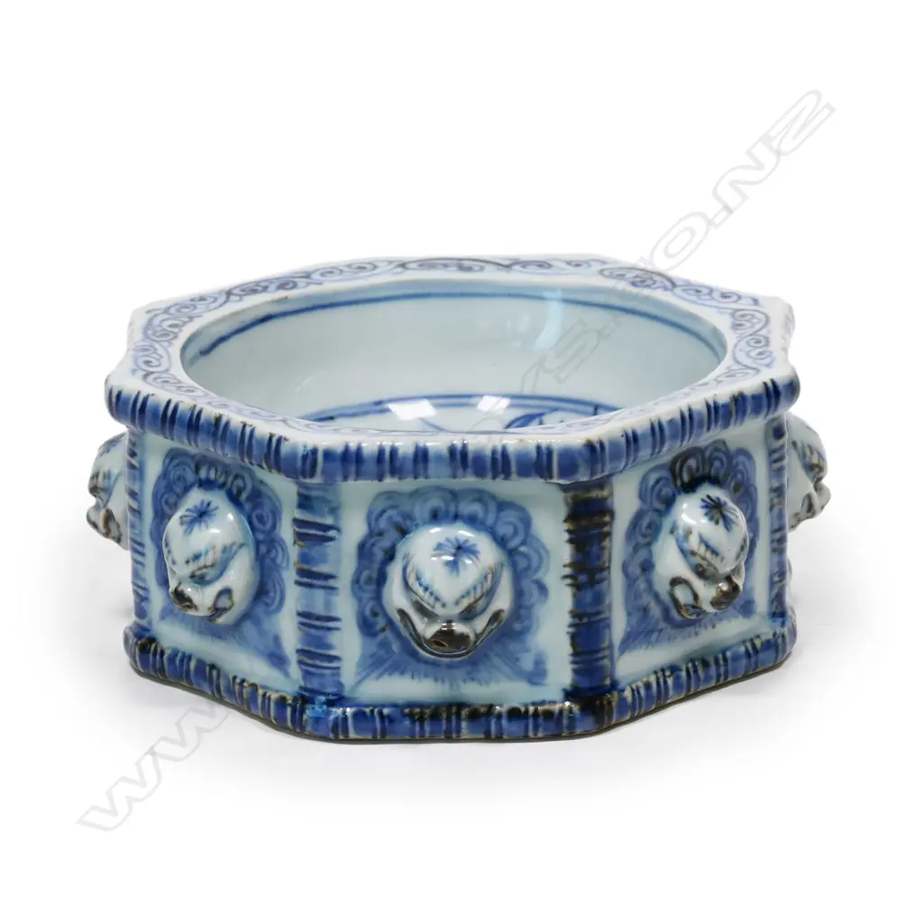 A Chinese porcelain blue and white octagonal mortar Image 1++