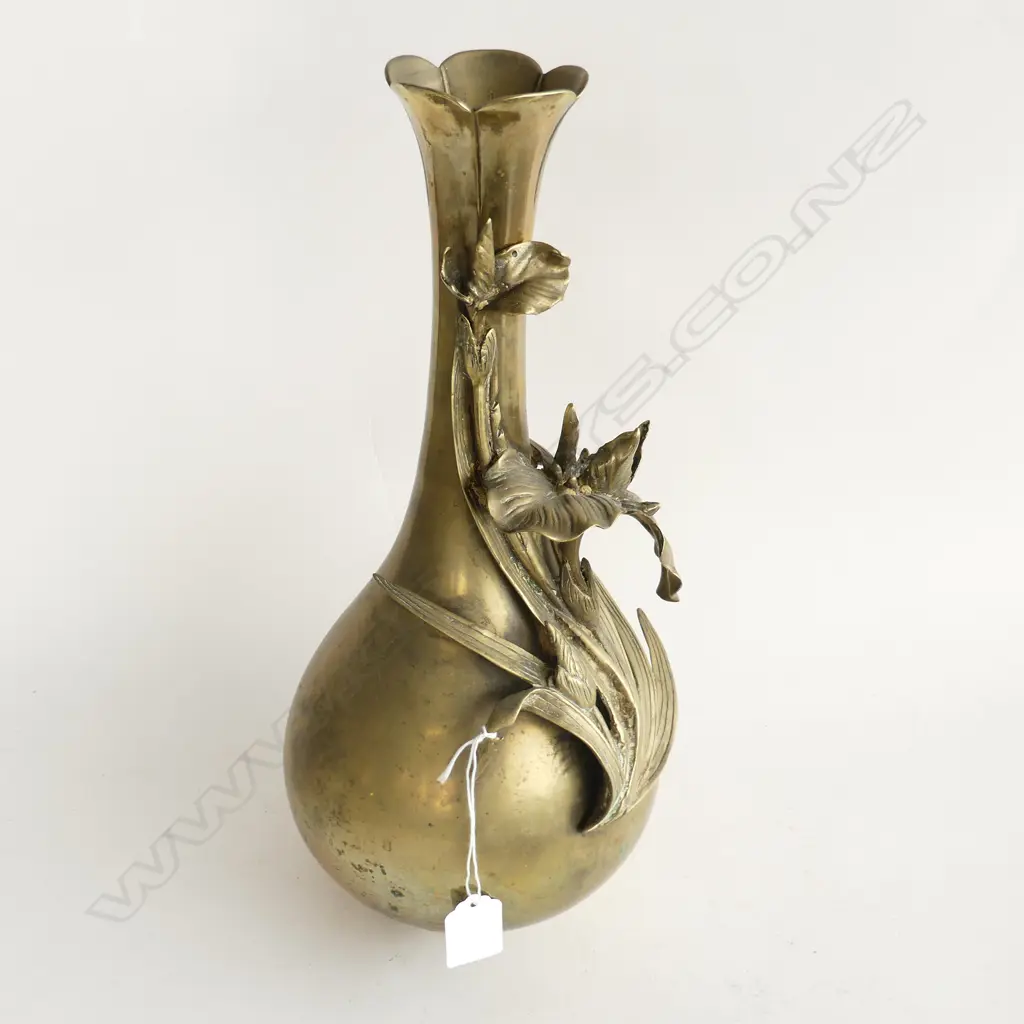 VINTAGE BRASS VASE w. IRIS FLOWER DESIGN H.370mm Image 1++