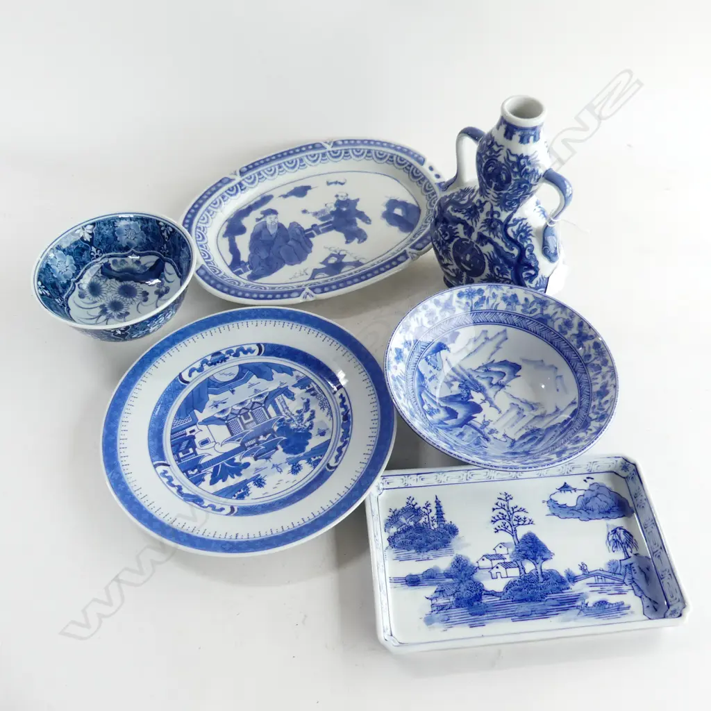 6 PCES ORIENTAL B/W CHINA; DOUBLE GOURD VASE H.215mm, 2 BOWLS, PLATE & 2 TRAYS W.305mm  Image 1++