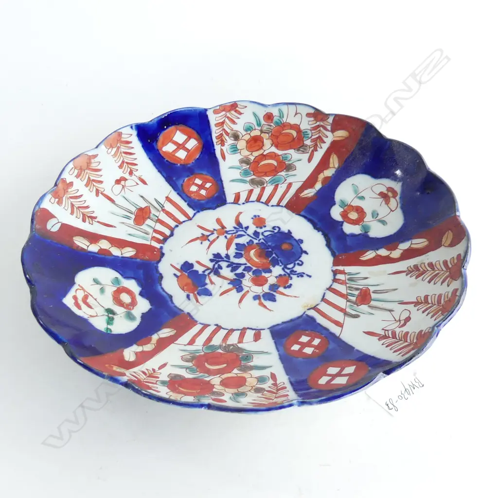 C1900 IMARI CHARGER . TYPICAL SCALLOPED EDGE AND FLORAL CENTRAL MOTIF. DIA 280mm Image 1++