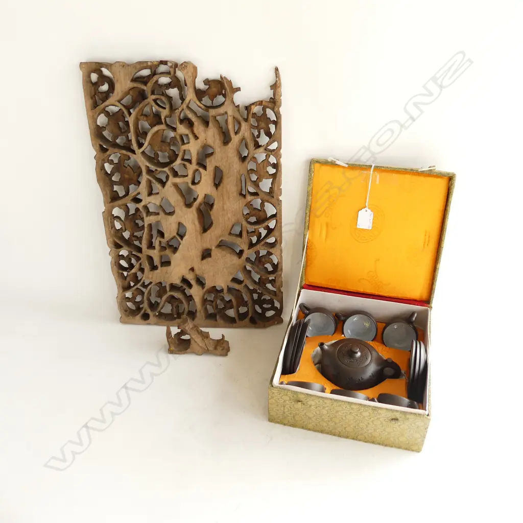 BOXED CHINESE TEA SET 6C/S AND TEA POT AND CARVED BALINESE WOODEN PANEL DAMAGE CORNER H450MM W300MM Image 1++