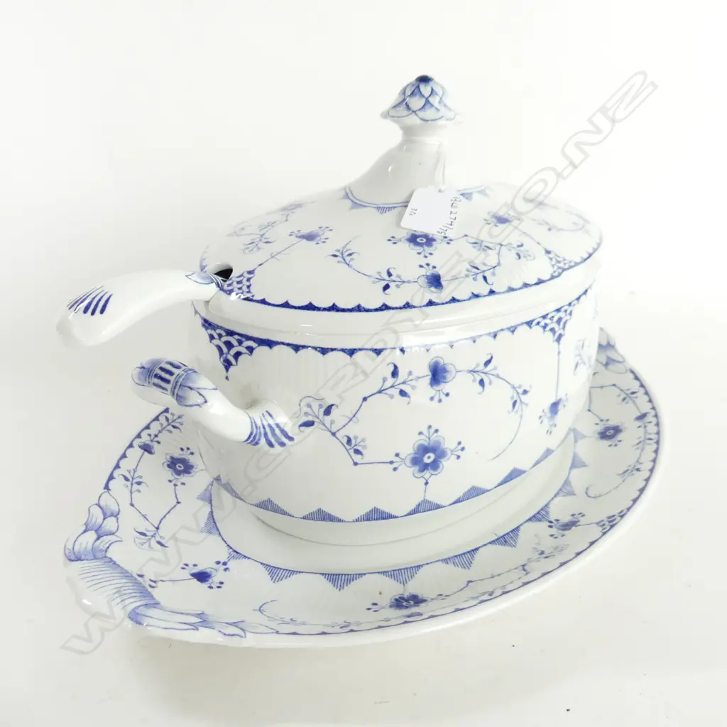DENMARK PAT B/W LIDDED CASAROL ON TRAY L400  H230 WITH LADLE Image 1++