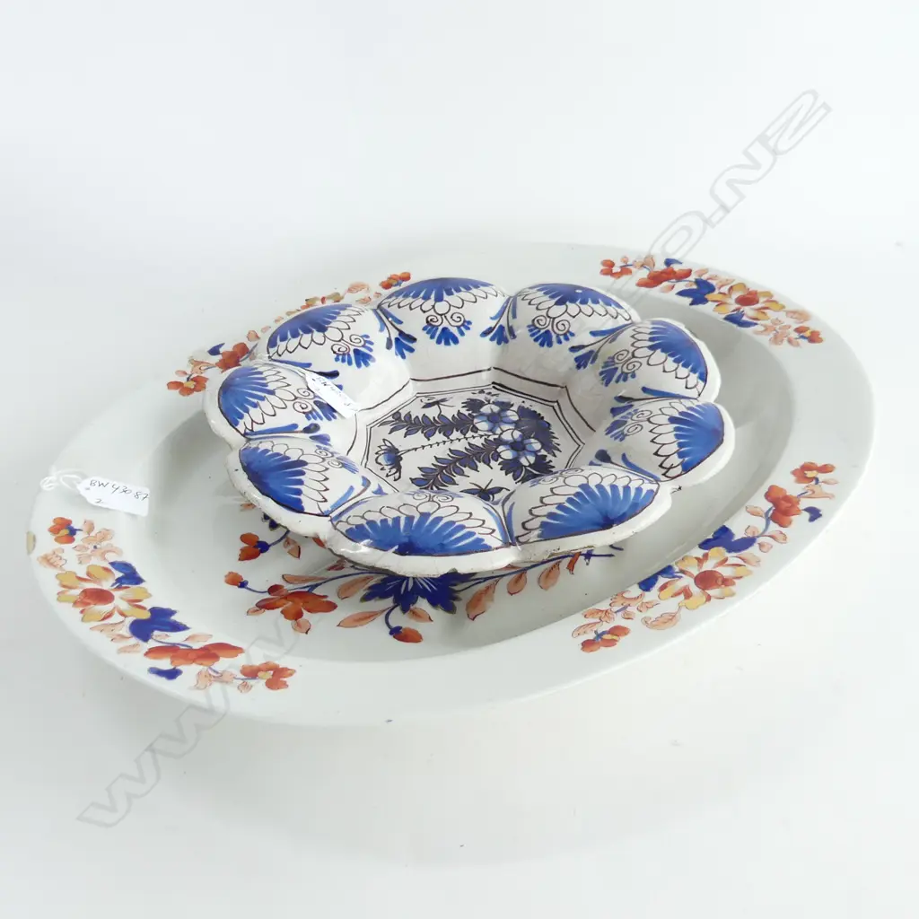2 STONEWARE ITEMS. LARGE ENGLISH ASHET IN BL/RED COLORWAY L.500mm & BL/WH SCALLOPED DISH DIA 290mm. Image 1++