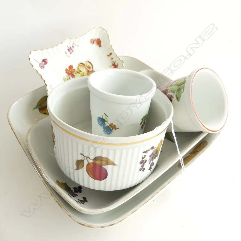 3 PCES ROYAL WORCESTER COOKWARE, PR PILLIVUYT CUPS, HAMMERSLEY SQUARE DISH Image 1++