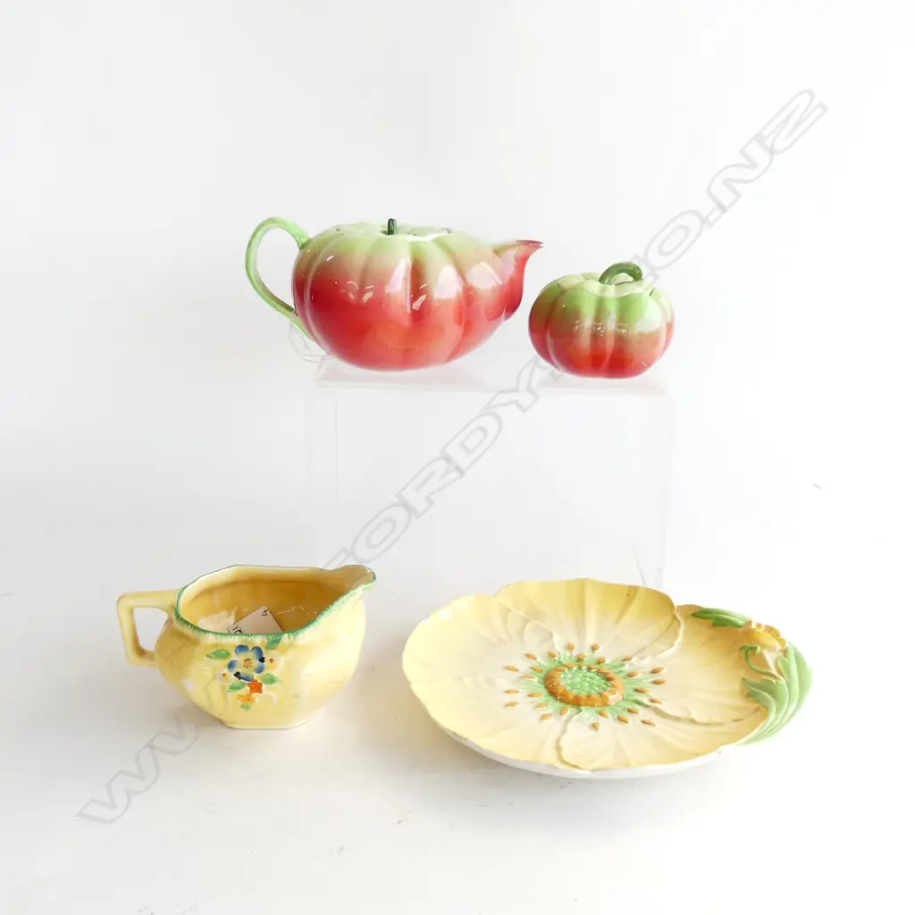 CROWN DEVON MILK JUG CARTON WARE PLATE A/F AND TOMATO TEA POT & SUGAR BOWL Image 1++