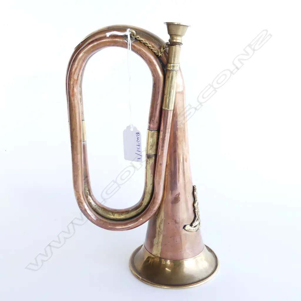 VINTAGE BRASS & COPPER BUGLE HORN w. ROYAL ARTILLERY MILITARY BADGE L.260mm Image 1++