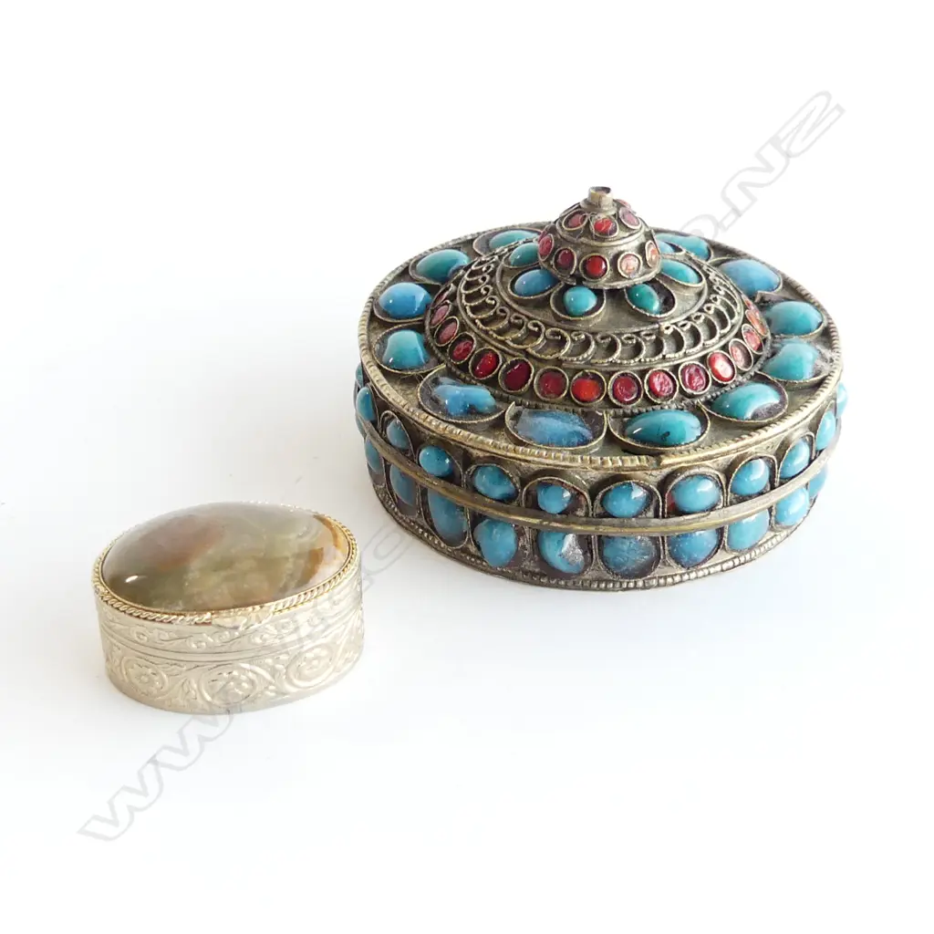 SM ROUND THAI LIDDED BOX WITH GEMSTONES (DIA 75MM) + SILVER PLATE OVAL PILL BOX WITH GEMSTONE LID (35 X 25MM) Image 1++