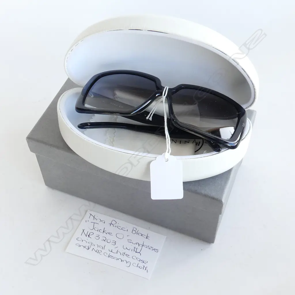 CASED NINA RICCI BLACK JACKIE O SUN GLASSES NR3203 Image 1++