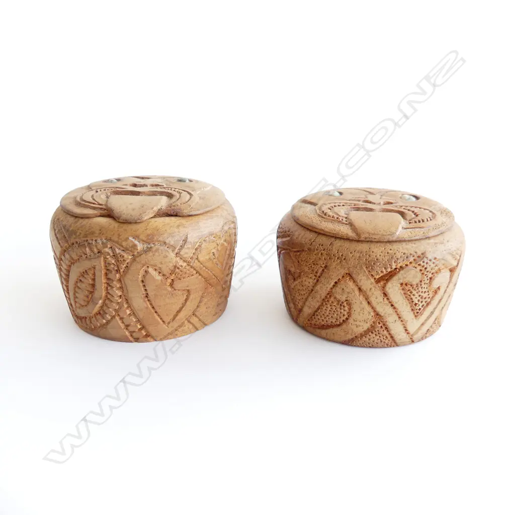 PR JANE BRENKLEY CARVED WOODEN LIDDED MAORI BOXES 75mm dia Image 1++