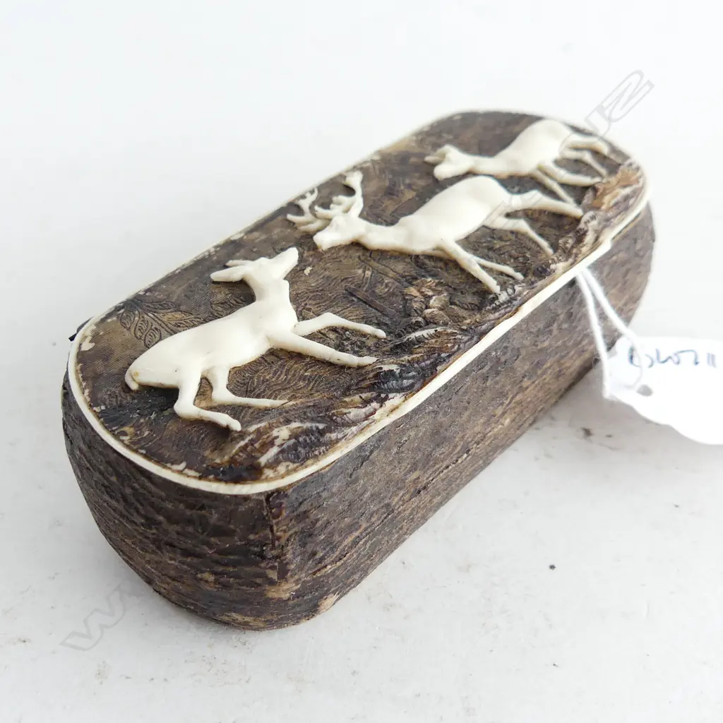 19THC BONE & ANTLER SNUFF BOX 3 DEER TO LID Image 1++