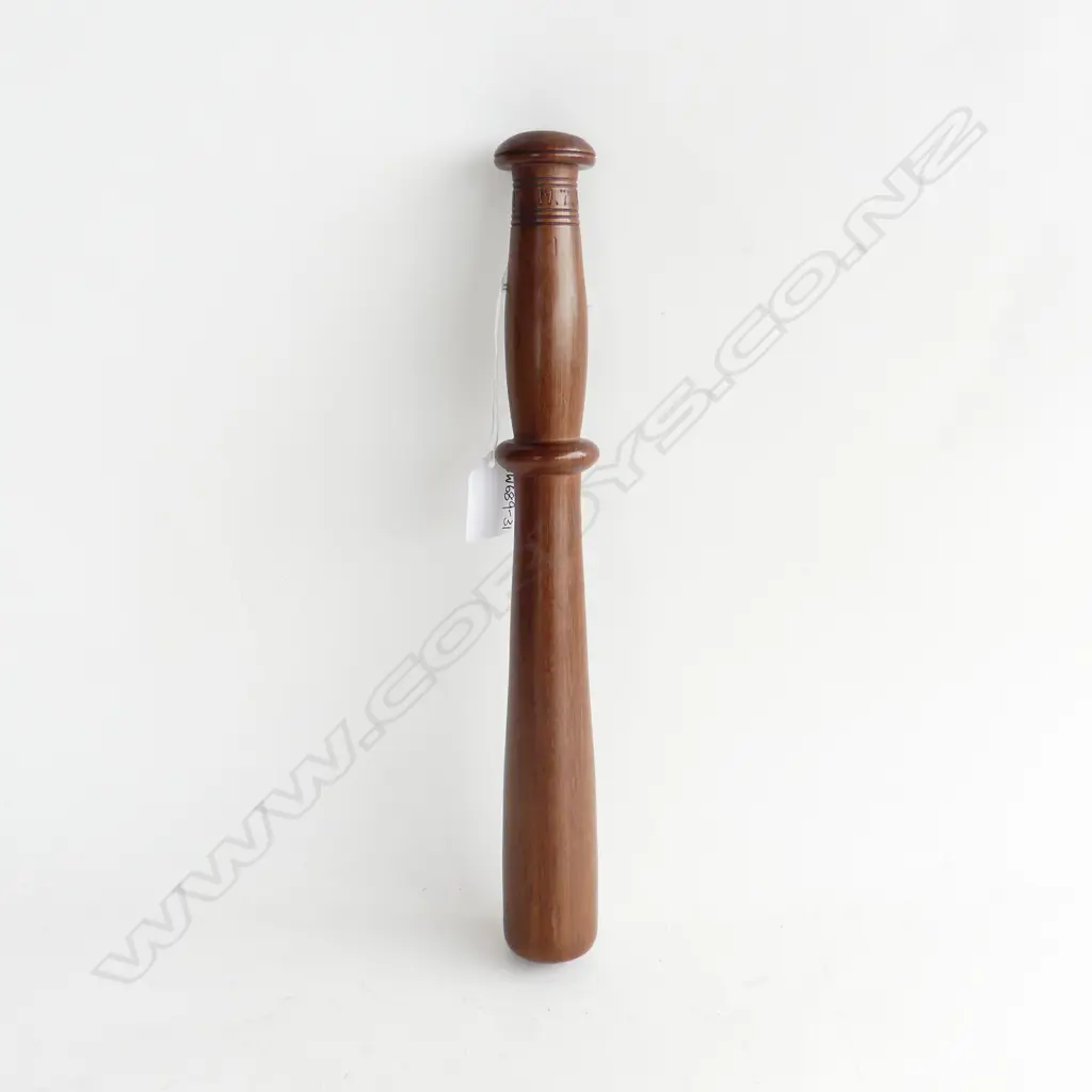 VINTAGE WOODEN TRUNCHEON L. 330MM ENGRAVED WITH 'NZ NATIVE MAIRE' Image 1++