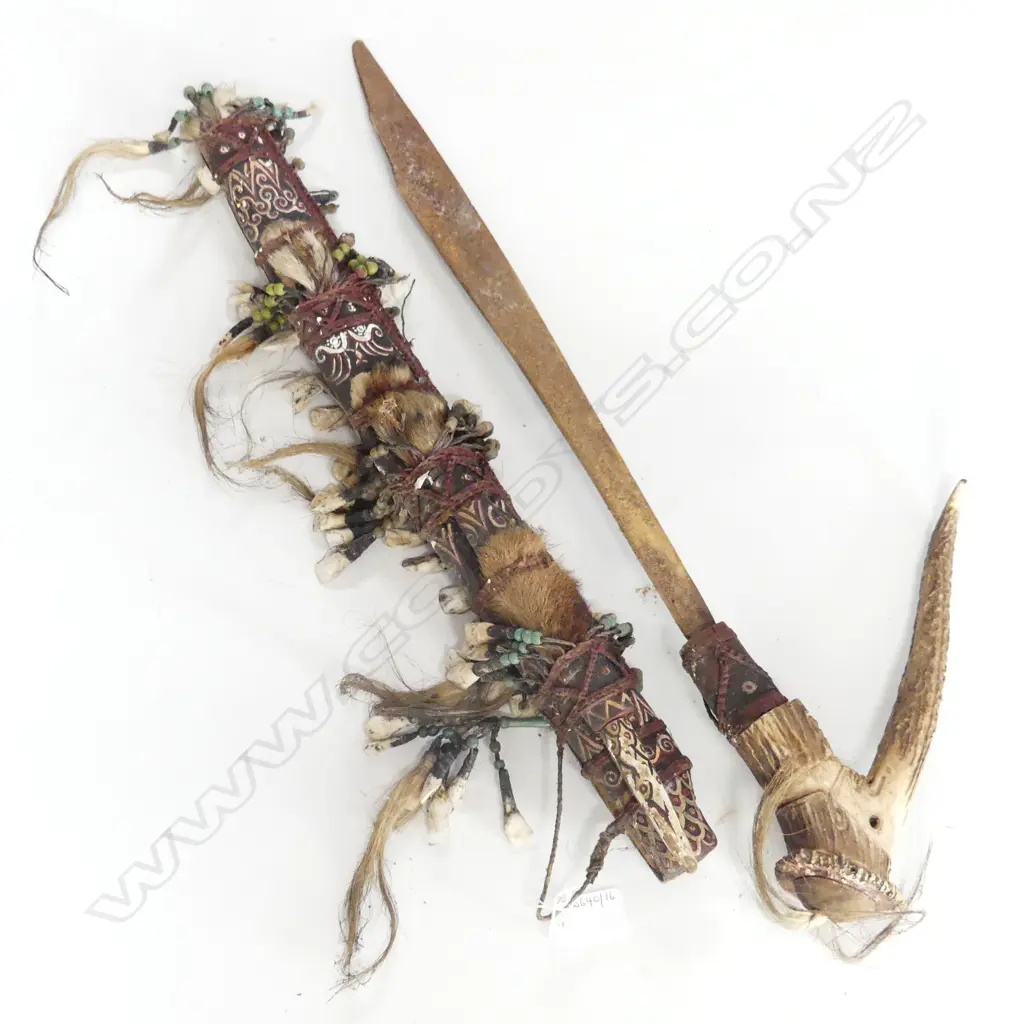 INDONESIAN STAG HORN HANDLED PAINTED HEADHUNTERS SWORD WITH DOG TOOTH DECORATION L640MM Image 1++