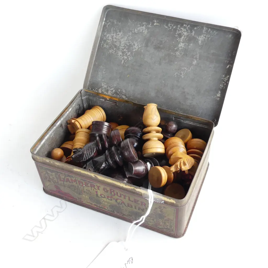 32 pce COMPLETE CARVED WOOD OLD CHESS SET IN old Log Cabin tin Image 1++