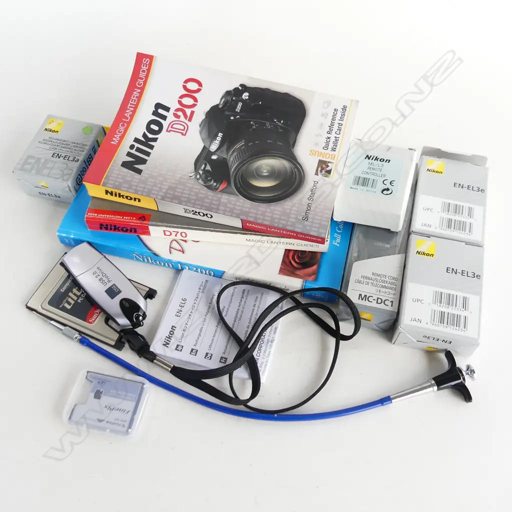 NIKON MB-D200 MULTI POWER BATTERY PACK IN BOX  Image 1++