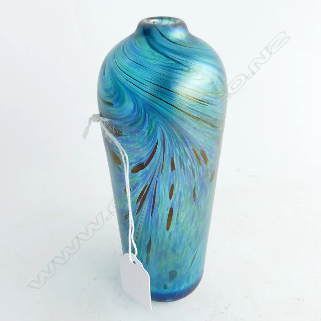 PEACOCK LUSTRE ART GLASS VASE. H.165mm Image 1++