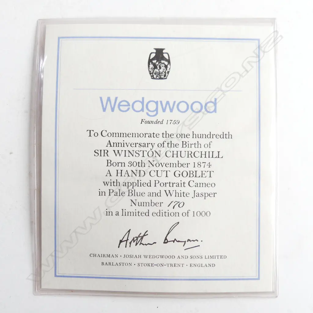 LT ED (170/1000) WEDGWOOD BLUE HAND CUT GLASS CAMEO GOBLET - SIR WINSTON CHURCHILL, H. 132MM - IN ORIG. BOX WITH CERT. Image 1++