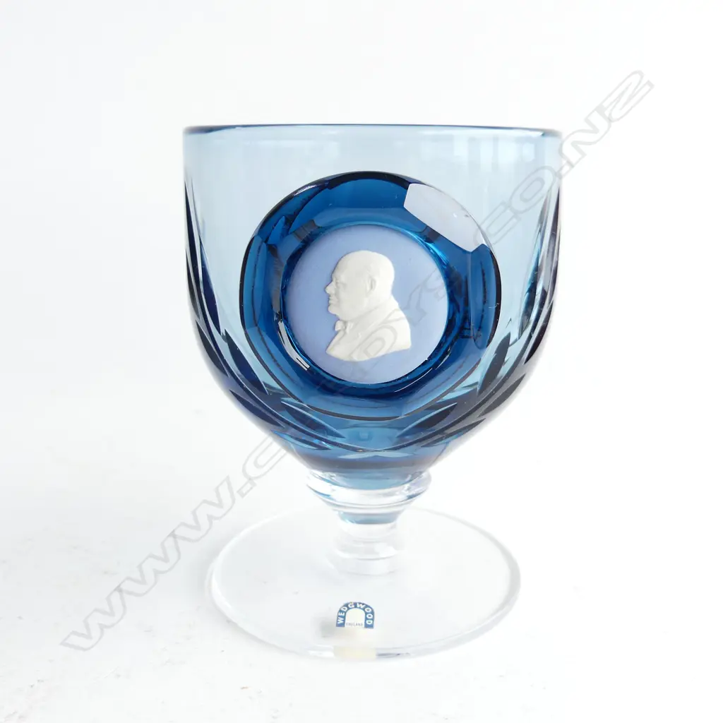 LT ED (170/1000) WEDGWOOD BLUE HAND CUT GLASS CAMEO GOBLET - SIR WINSTON CHURCHILL, H. 132MM - IN ORIG. BOX WITH CERT. Image 1++