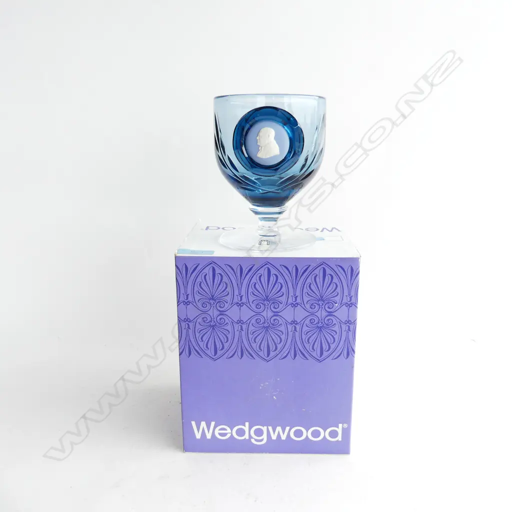 LT ED (170/1000) WEDGWOOD BLUE HAND CUT GLASS CAMEO GOBLET - SIR WINSTON CHURCHILL, H. 132MM - IN ORIG. BOX WITH CERT. Image 1++
