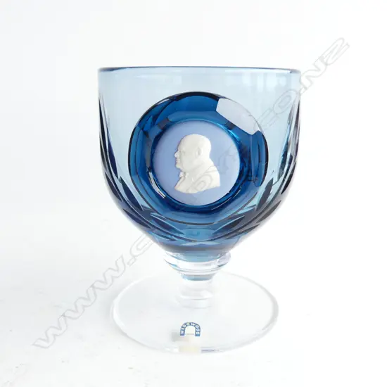 LT ED (170/1000) WEDGWOOD BLUE HAND CUT GLASS CAMEO GOBLET - SIR WINSTON CHURCHILL, H. 132MM - IN ORIG. BOX WITH CERT.